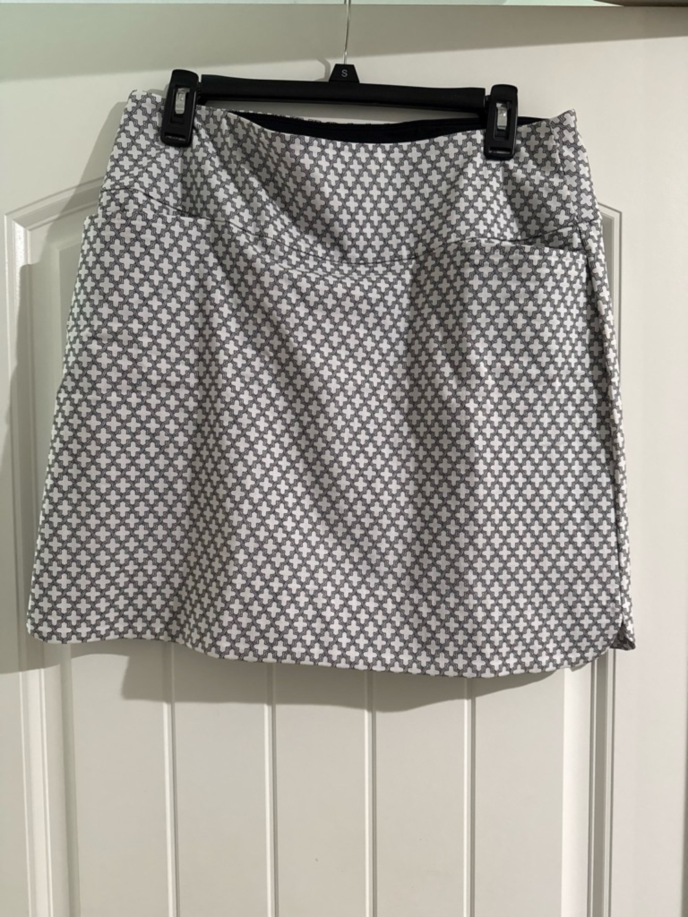 Geometric Print Mini Skirt in White and Gray